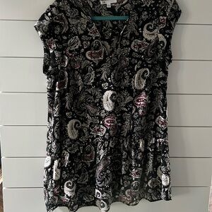 DR2 short sleeve black paisley print blouse with ruffle bottom size medium